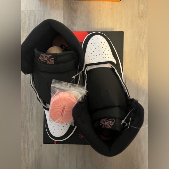 Jordan 1 Retro High OG Bleached Coral - Picture 3 of 3